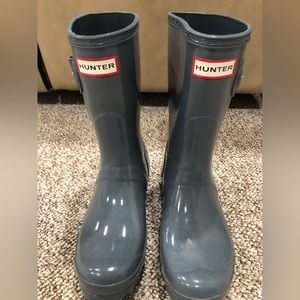 Shiny Short Gray Hunter Boots